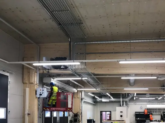 Katon rajassa kulkevia putkistoja yhteensä 12 kpl vierekkäin. Rakenteet vielä puupiannalla.