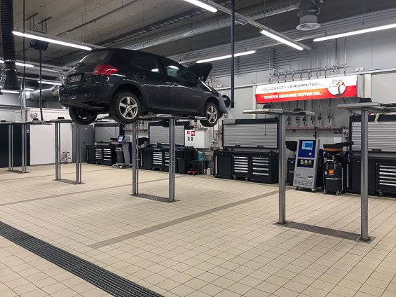 Kuvassa 4 asentajan työpostettä nostimet ylös nostettuna.