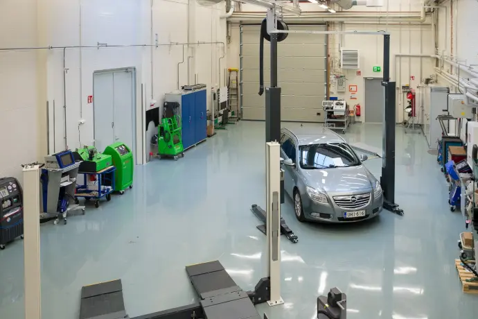 Kahden norturin korjaamohalli, missä opel insignia 2-pilarinostimella.