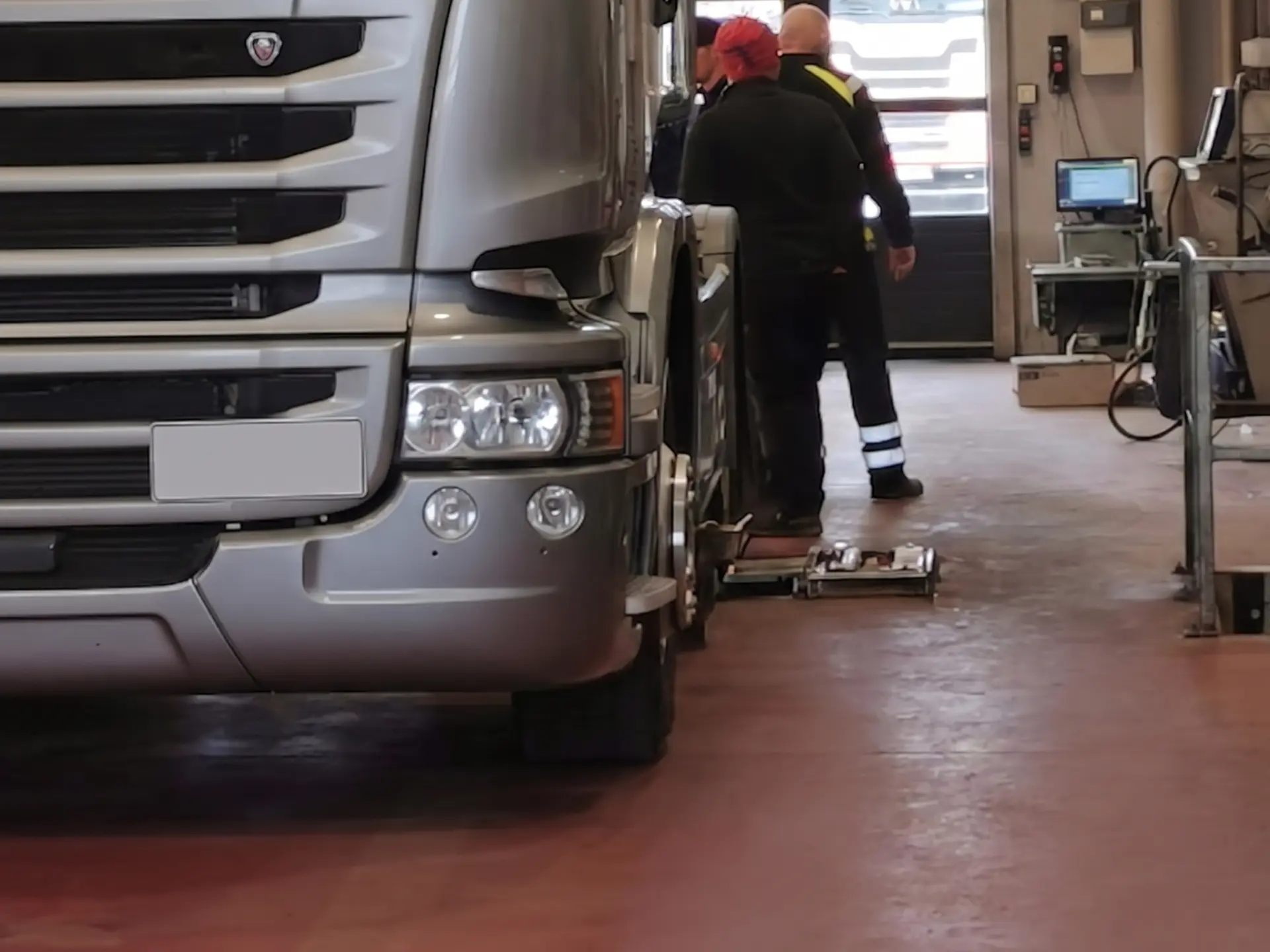 Kuorma-auto jarrutestauksessa.