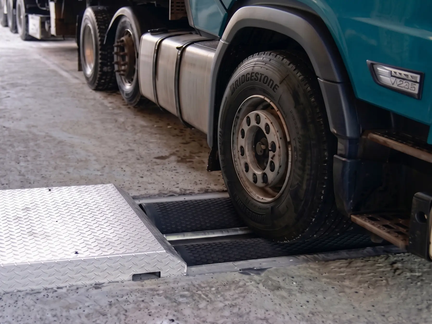 Kuvassa kuorma-auto Dymatic-jarrutestauslaitteella.