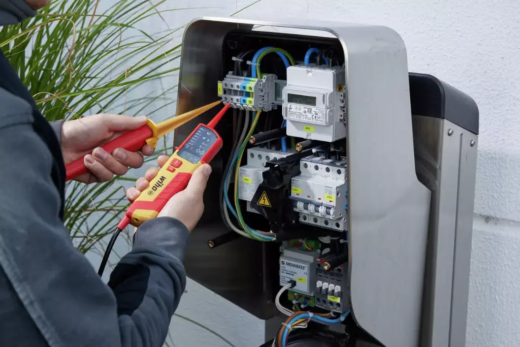 WIHA JÄNNITE JA JATKUVUUSTESTERI EMOBILITY 12-1000 V AC 12-1500V DC CAT IV 2x AAA PATTERIT SISÄLTYY